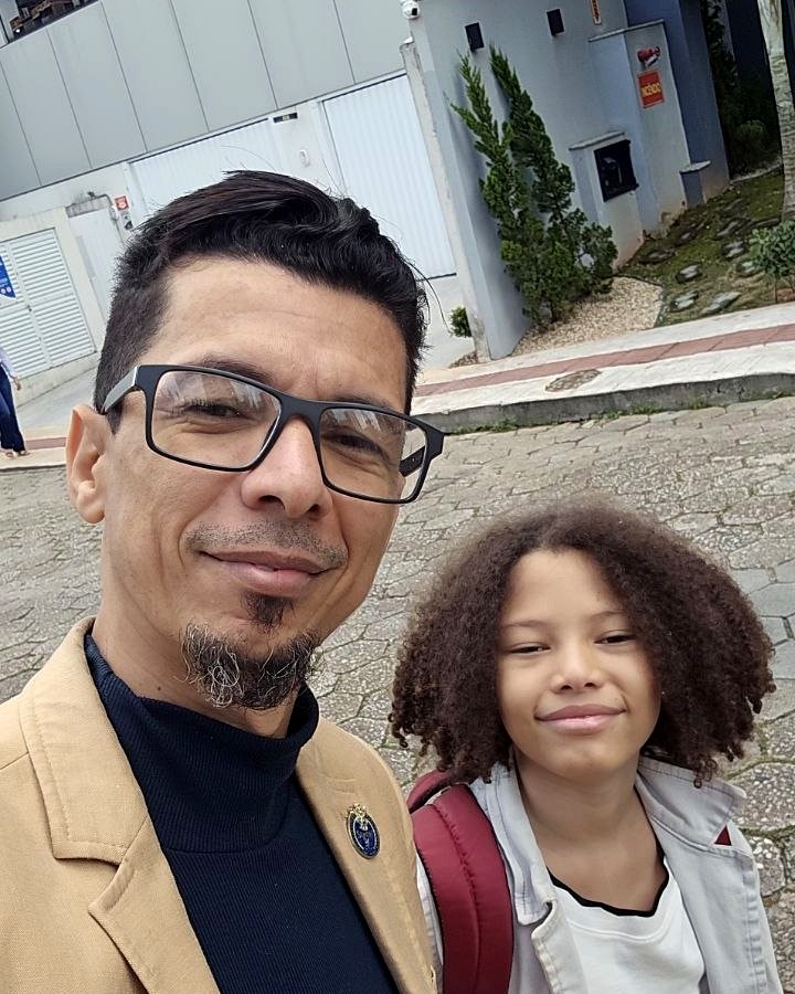 Emerson Crispim com seu filho